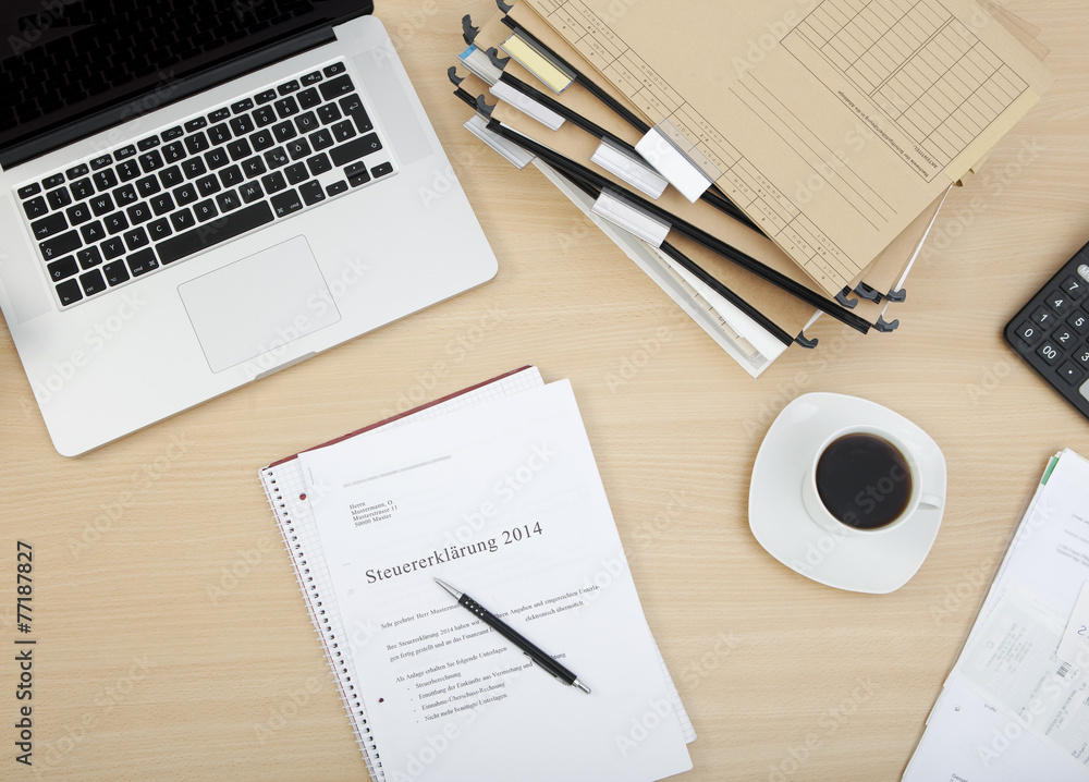 steuererklaerung mit laptop und kaffee steuererklaerung mit laptop und kaffee