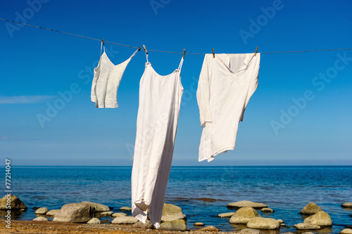 Obraz na płótnie White shirts hanging on a rope w salonie