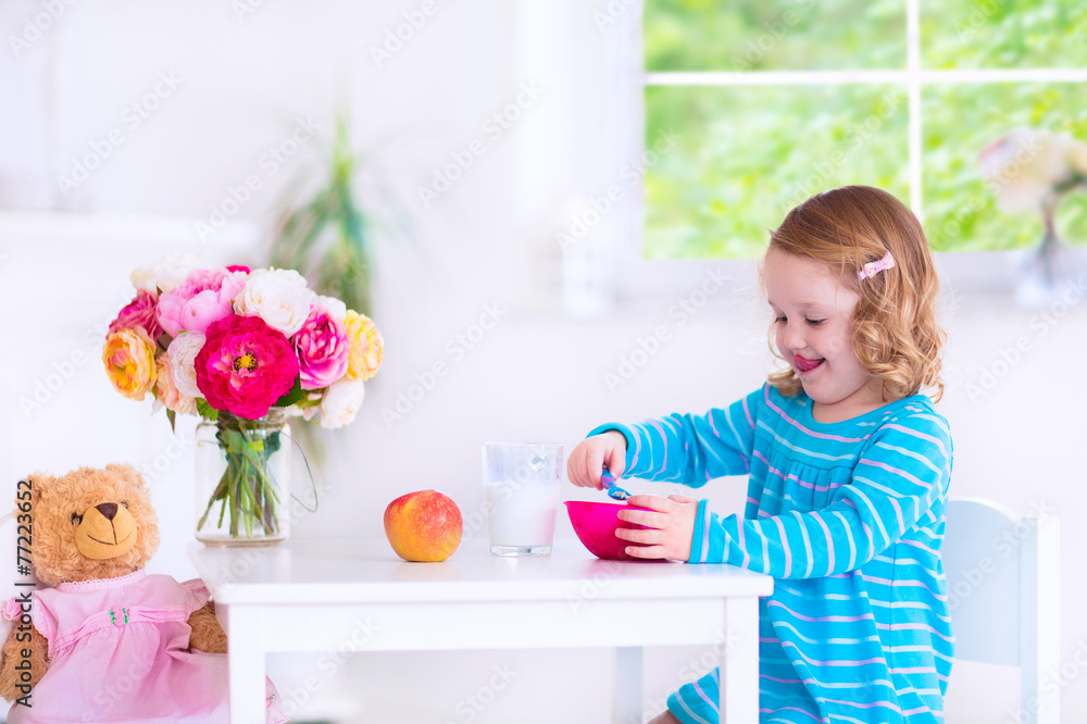 Little girl eating breakfast