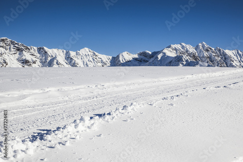 Paesaggio montano innevato delle Alpi Lombarde  © Restuccia Giancarlo