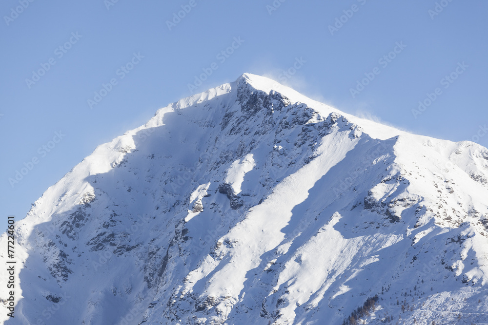 Paesaggio montano innevato delle Alpi Lombarde 