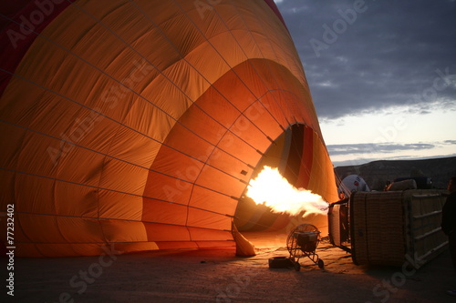 Encendiendo un globo para volar