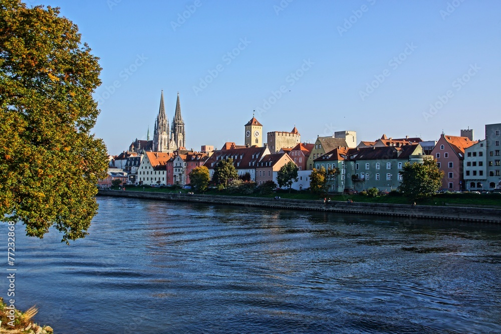 Regensburg mit dem Fluss Donau im Vordergrund