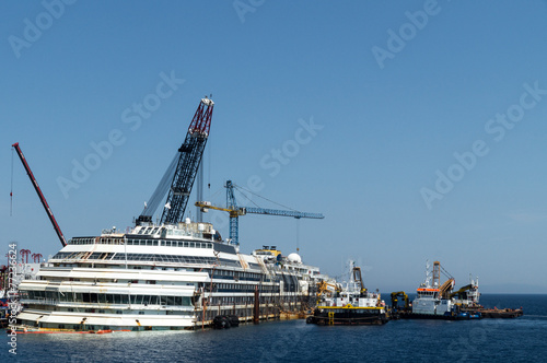 Die stabilisierte Costa Concordia vor der Insel Giglio photo