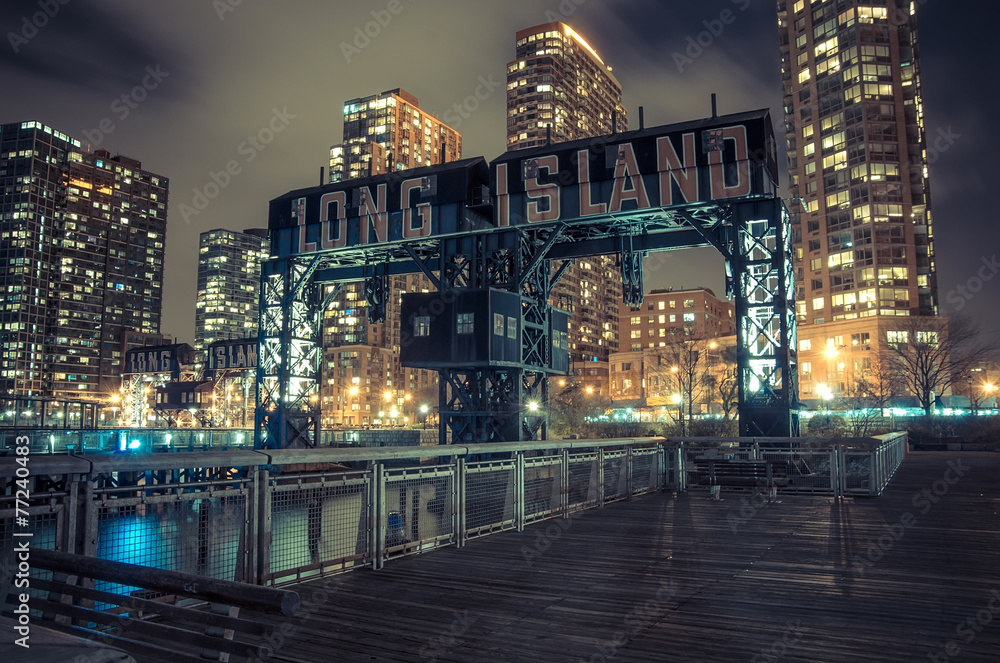 Fototapeta premium Couple watching the sunset