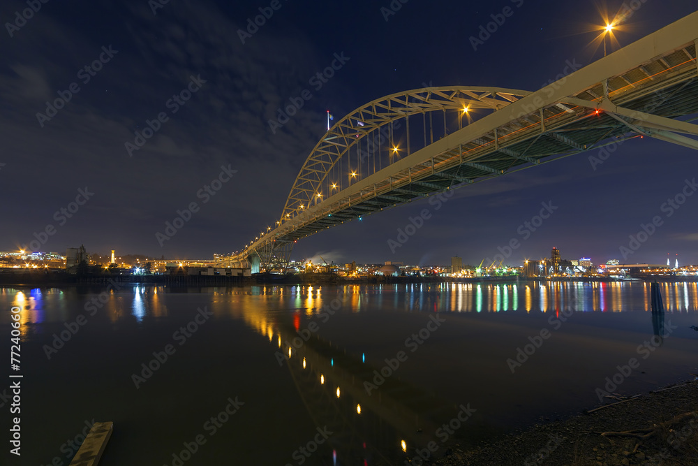 Obraz premium Fremont Bridge Over Willamette River at Night