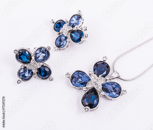 necklace and earring set clover shape and sapphire