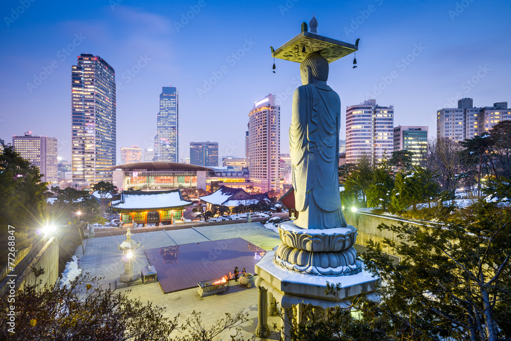 Obraz premium Gangnam District of Seoul, South Korea from Bongeunsa Temple
