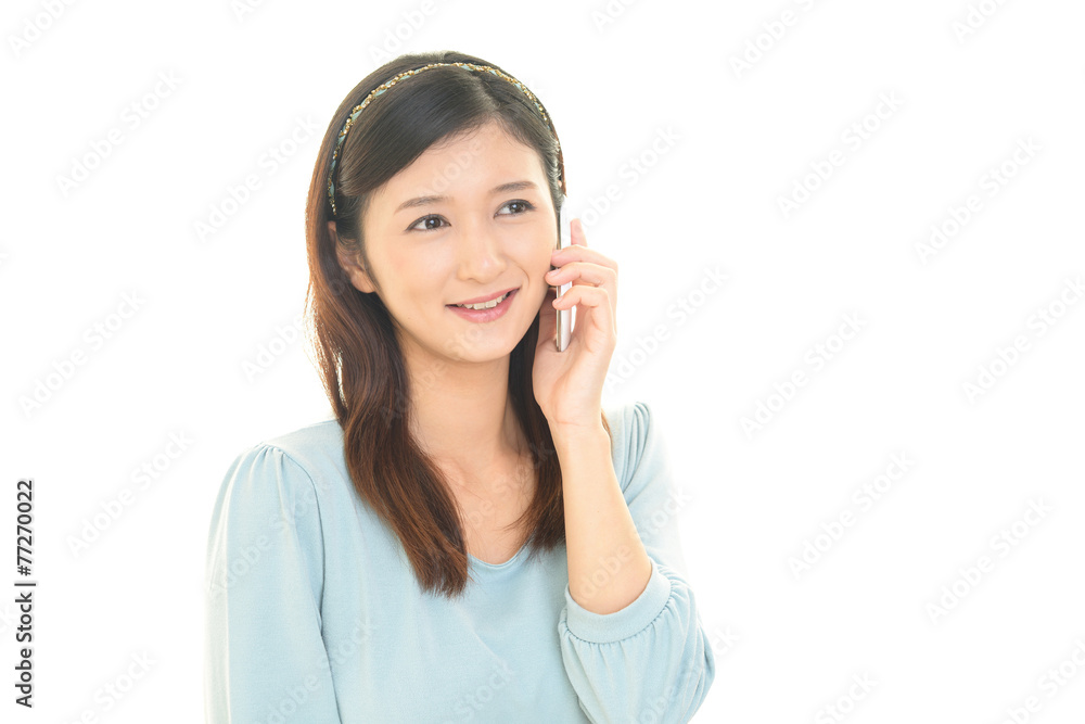スマートフォンを持つ女性 スマートフォンを持つ女性