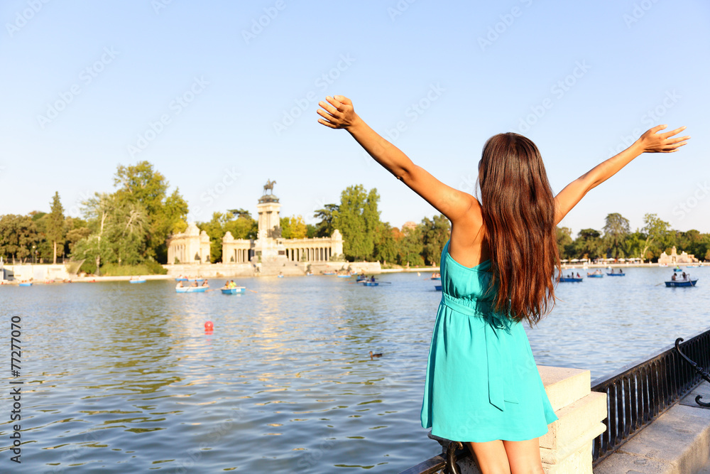 Obraz premium Happy success woman in Madrid park El Retiro