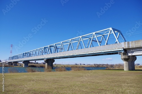 鉄橋と川辺 © ほじん