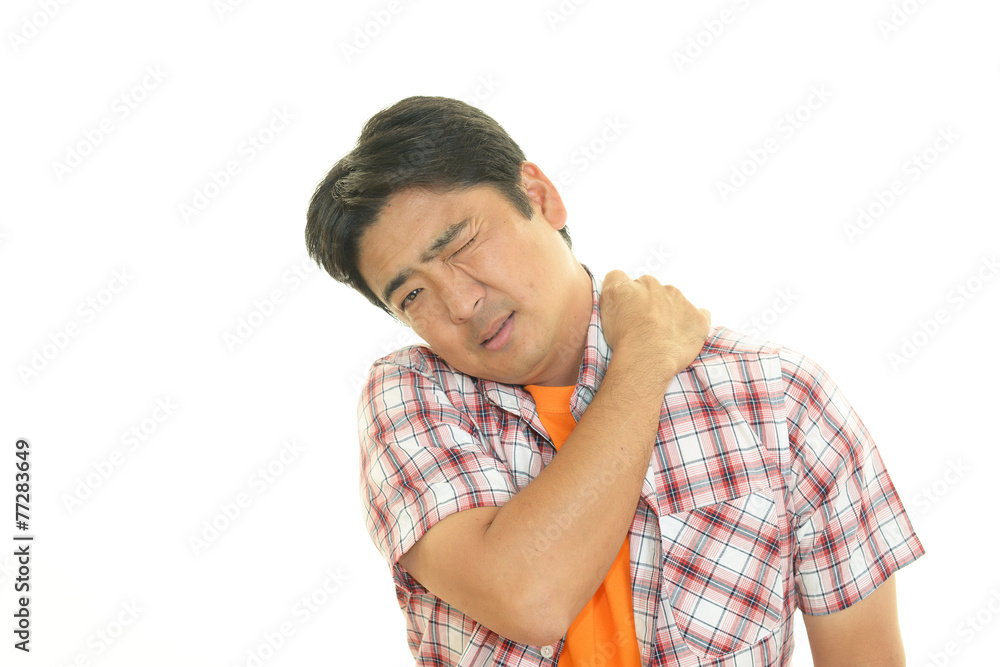 肩痛を訴える男性 肩痛を訴える男性