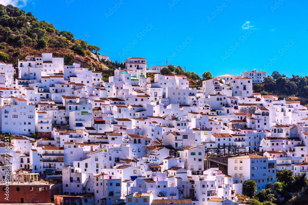 Casares Malaga , weißes Dorf in andalusischen Bergen, Spanien