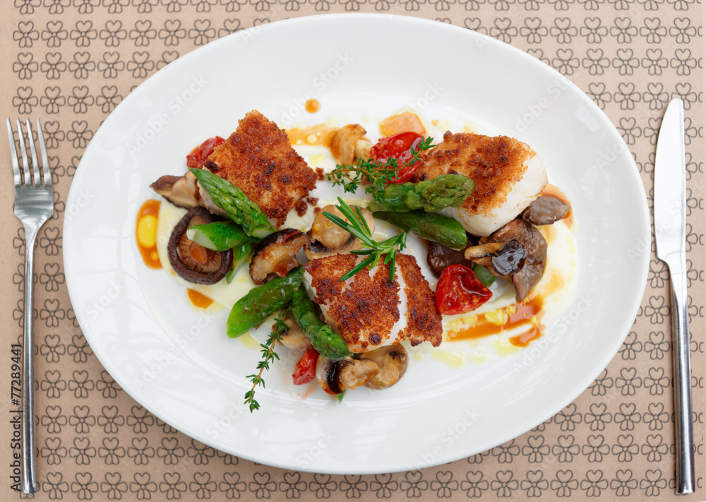 Fish fillet with mushrooms and asparagus