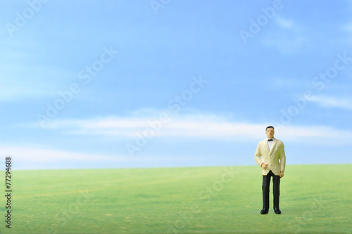 草原に佇むタキシードの男性 © beeboys