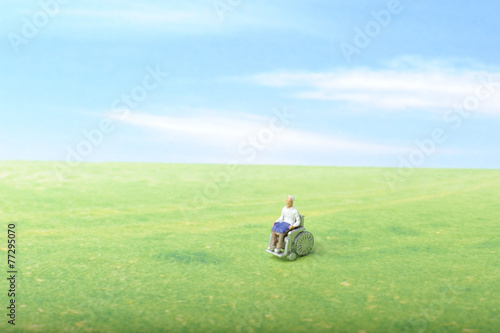 青空をバックにした車椅子の老人 © beeboys