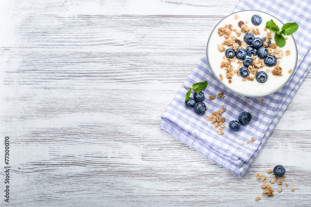 Heidelbeer Joghurt mit Müsli Heidelbeer Joghurt mit Müsli