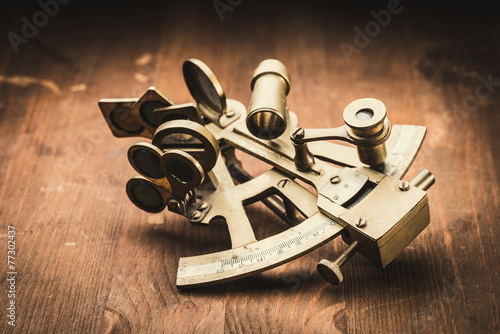 Foto old bronze sextant
