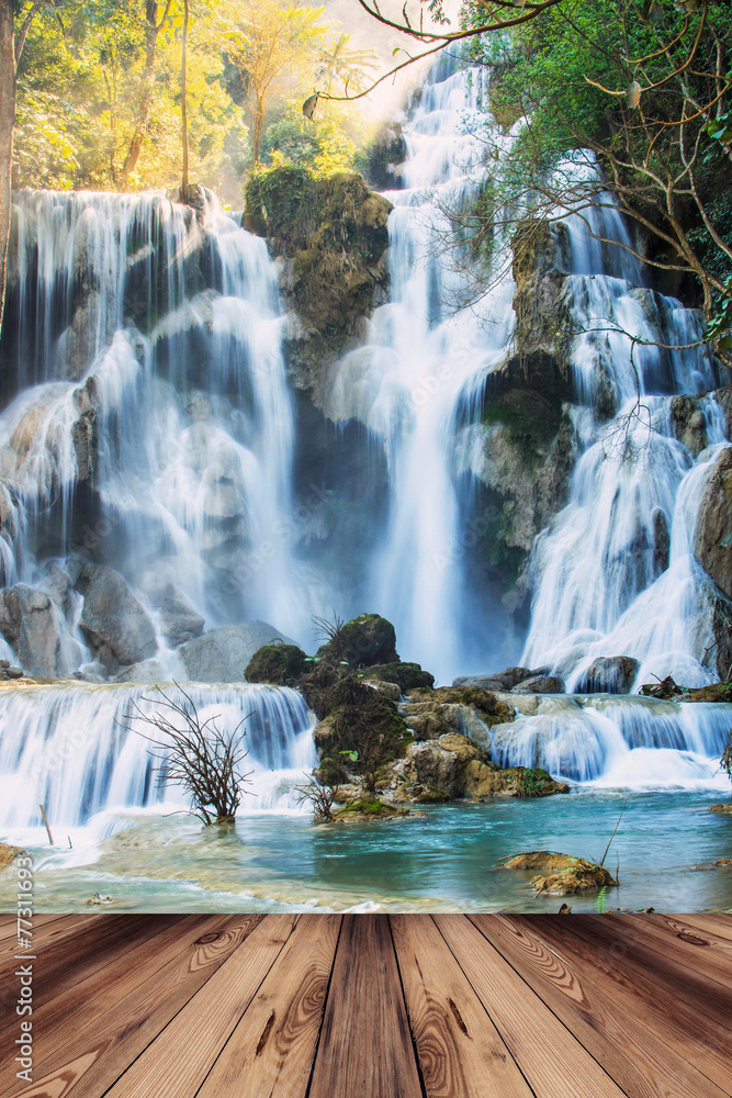 Fototapeta premium Drewniany most Kwang sri wodospad w Luang prabang, Laos.