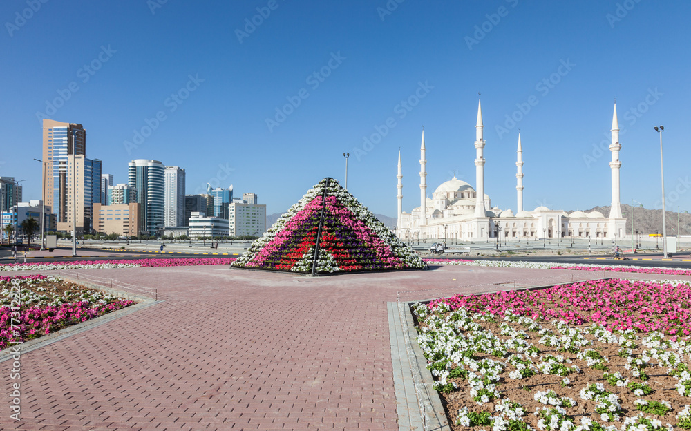 Fototapeta premium Flower pyramid and Grand Mosque in Fujairah, UAE