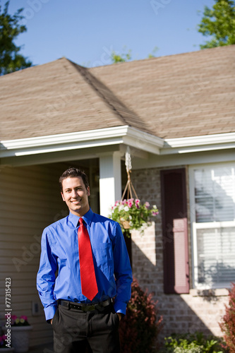 Wallpaper Mural Home: Smiling Real Estate Agent Torontodigital.ca