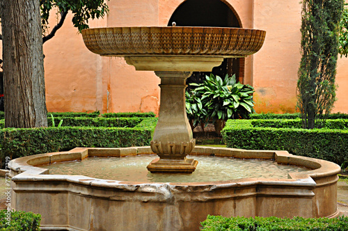 Alhambra de Granada, España, fuente del jardín de Daraxa photo