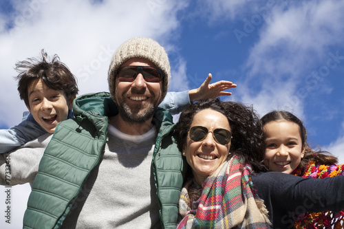 Familia feliz con cielo azul de fondo photo