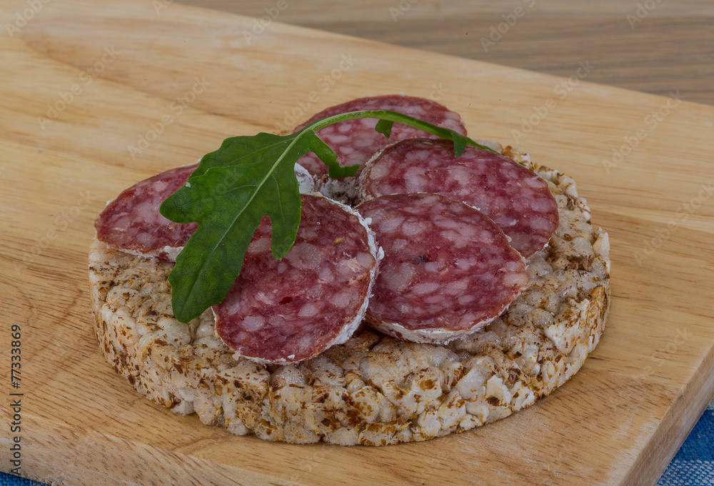 Obraz premium Crispbread with salami