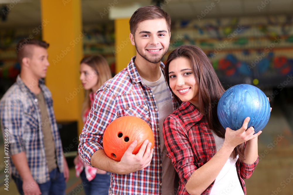 Obraz premium Portrait of friends in bowling club