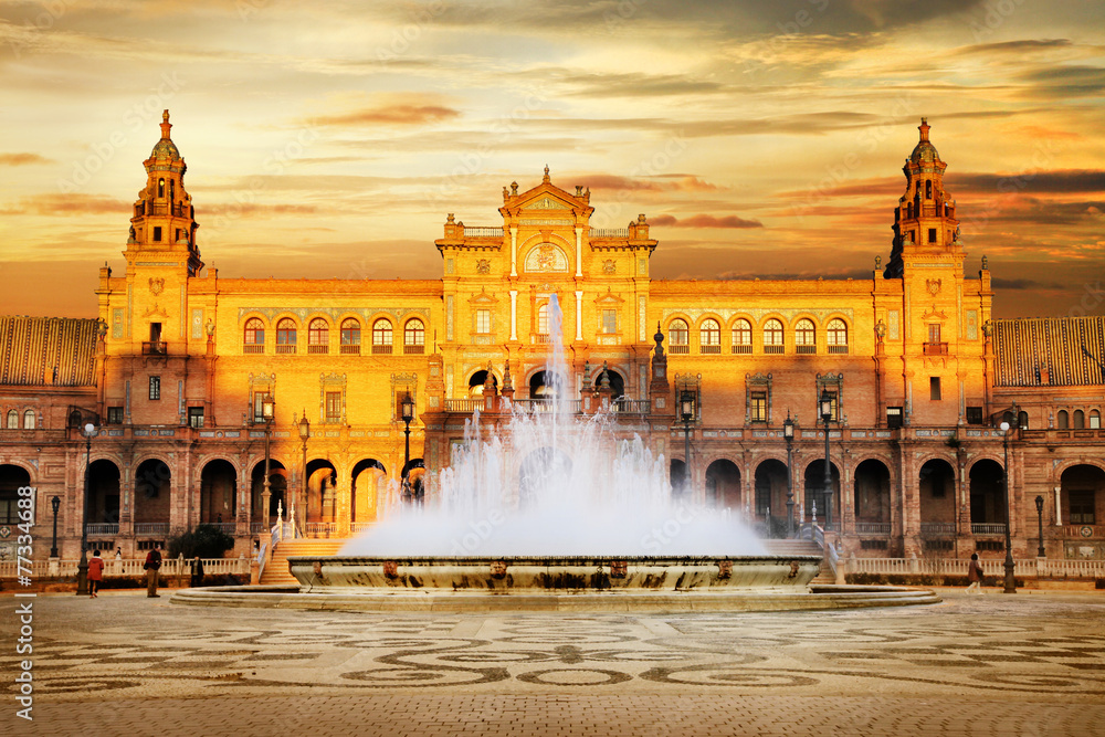 Obraz premium piękny Plaza de Espana o zachodzie słońca, Sewilla, Hiszpania