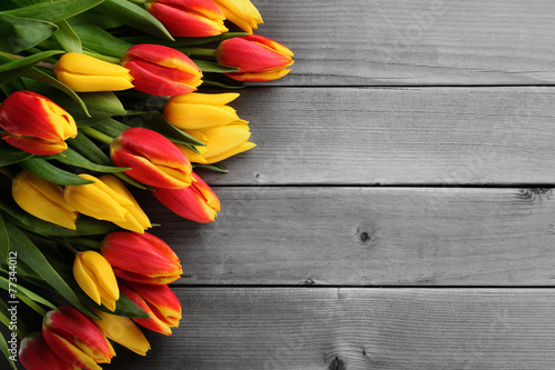 Fototapeta Naklejka Na Ścianę i Meble -  Tulips on wood background