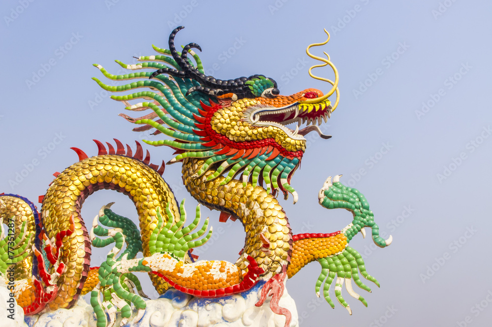 Obraz premium Golden chinese dragon and blue sky
