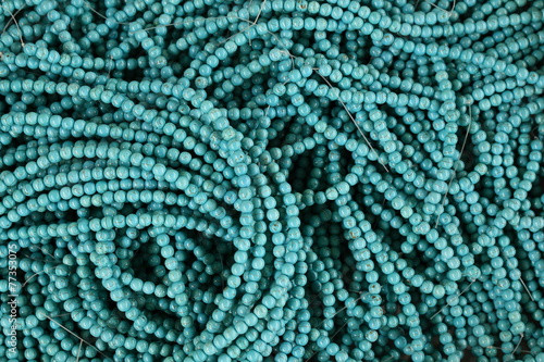 étal de colliers de perles turquoises