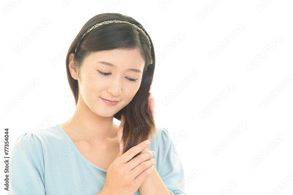 ヘアケアをする女性 ヘアケアをする女性