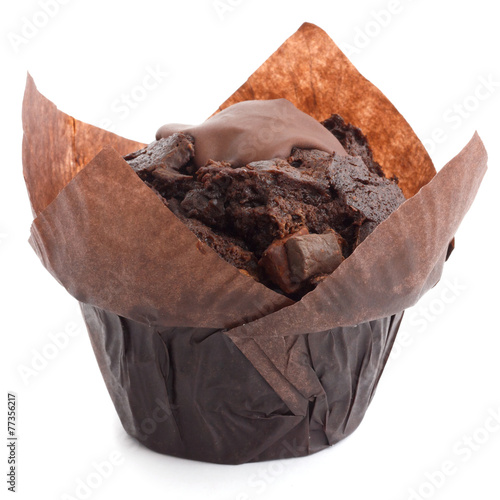 Fotografia Chocolate chip muffin in brown wax paper.