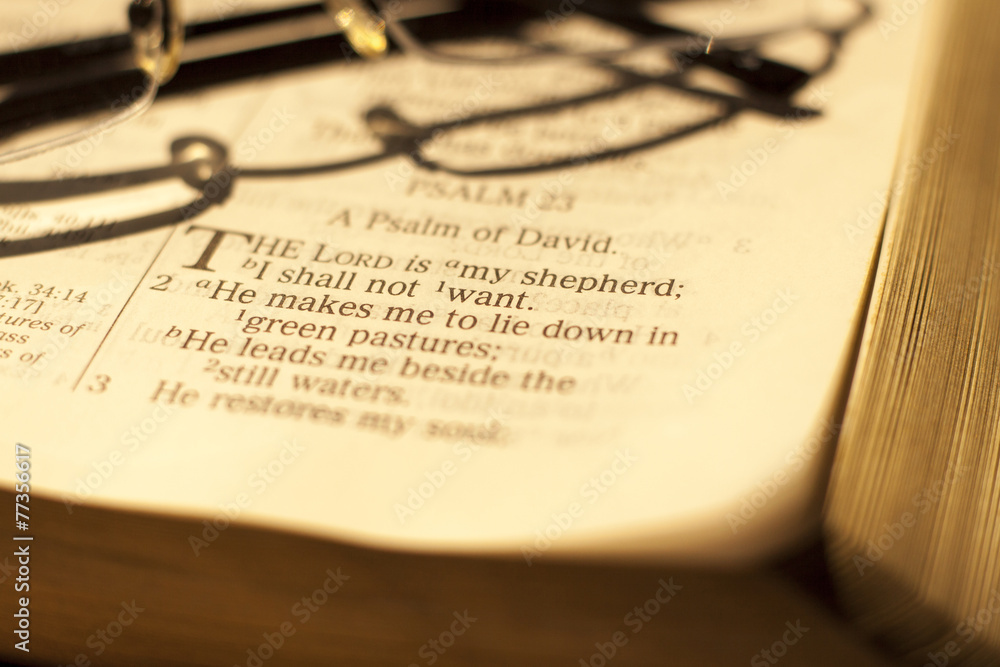 Obraz premium Biblical text with glasses