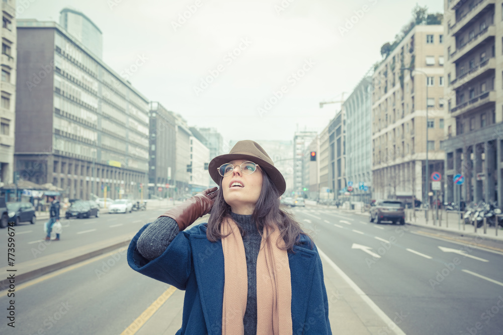 Obraz premium Beautiful young brunette posing in the city streets