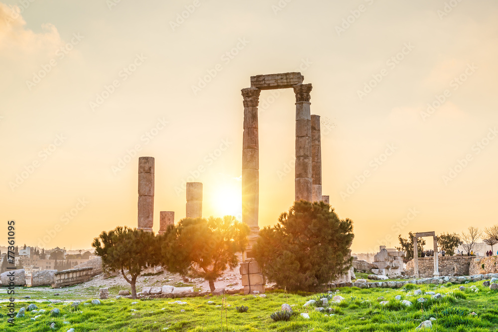 Obraz premium Sunset at Temple of Hercules in Amman Citadel, Jordan
