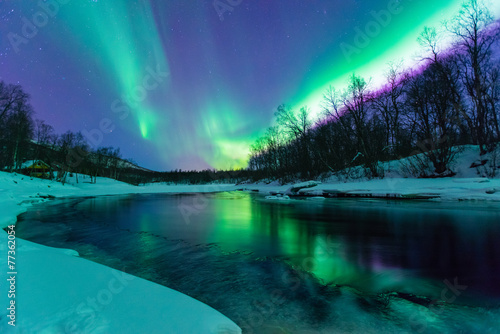 Polarlichter mit Spiegelung   ber einem vereisten Fluss