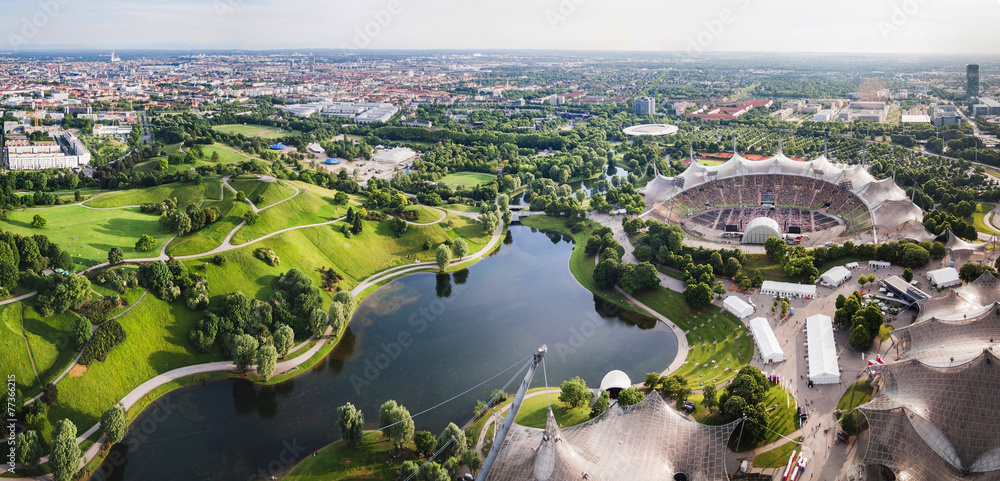 Obraz premium Panoramiczny widok na stadion Olympiapark w Monachium, Niemcy