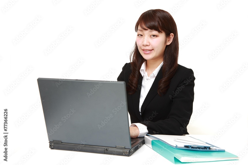 にっこりするビジネスウーマン にっこりするビジネスウーマン