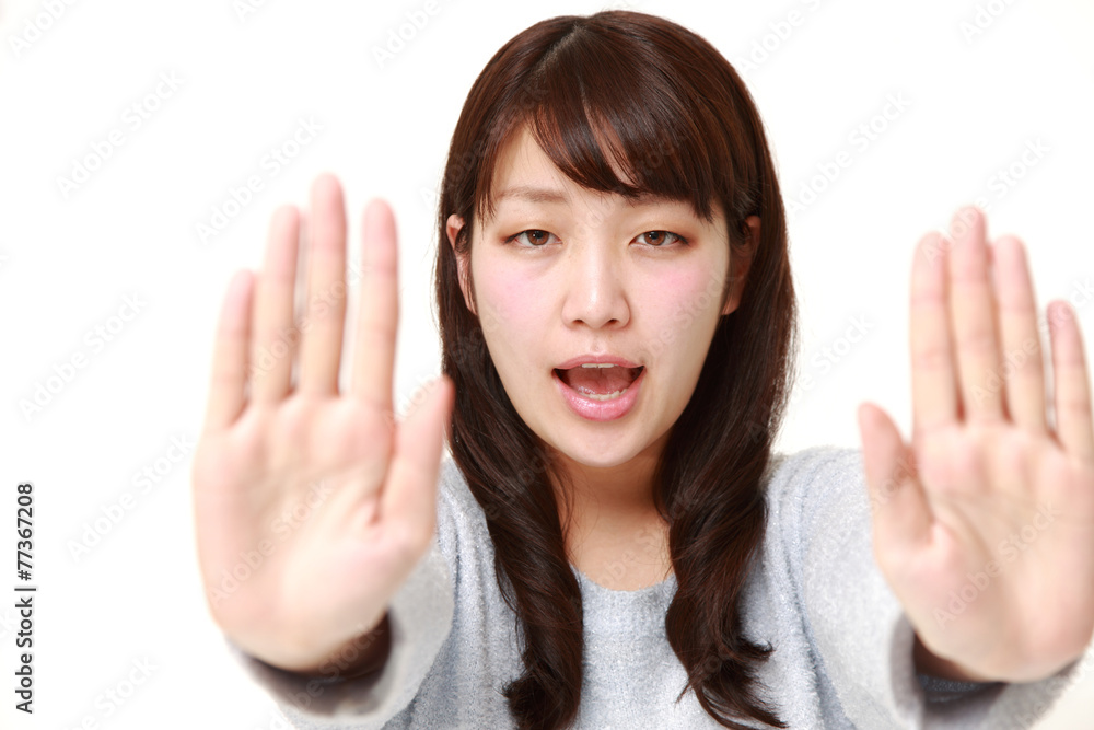 制止する女性 制止する女性