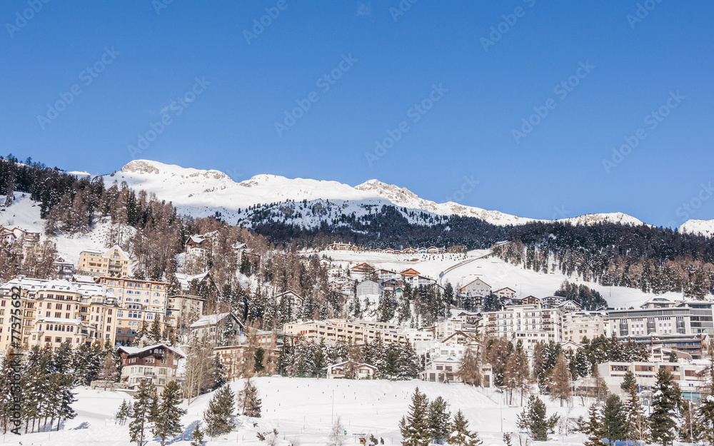 St. Moritz,  Dorf, Corviglia, Bergbahn, Alpen, Schweizer Alpen, Winterferien, Wintersport, Engadin, Graubünden, Winter, Schweiz