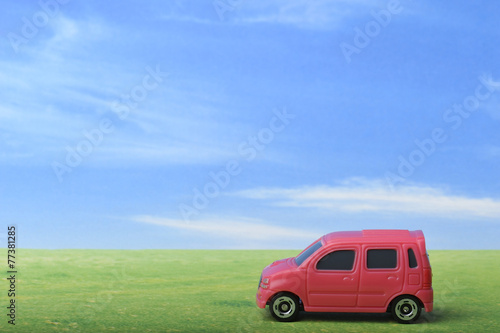 青空と草原と赤いワゴン車 © beeboys