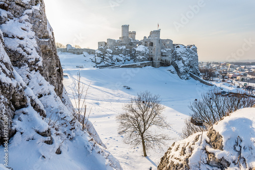 Zamek Ogrodzieniec zimą