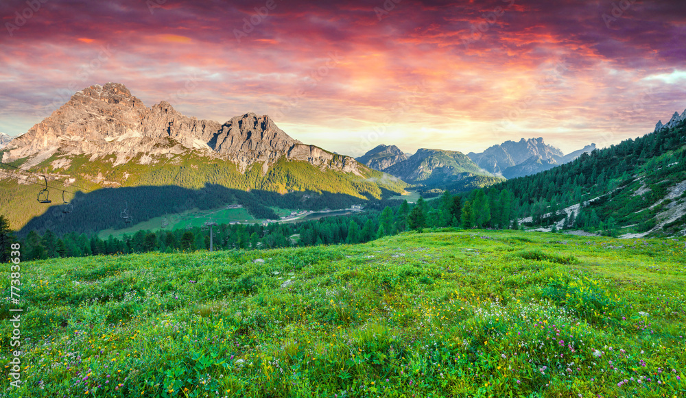 Obraz premium Colorful sunrise on the Cristallo group range