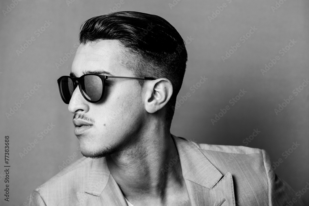 Fototapeta premium Man wearing sunglasses profile black and white