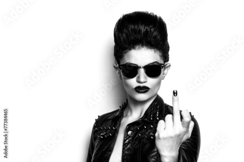 Foto Rocker girl wearing sunglasses black and white