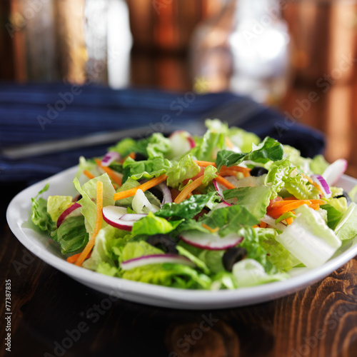Foto garden salad with romaine lettuce and other vegetables