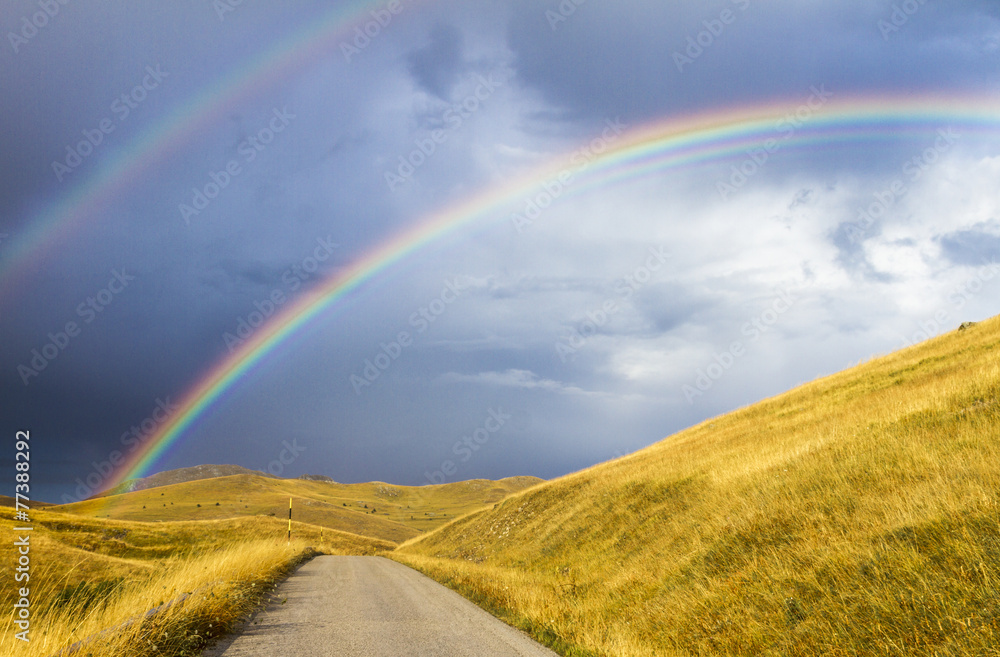Obraz premium Rainbow over Street @ Campo Imperatore